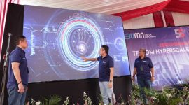 Direktur Utama Telkom Indonesia Ririek Adriansyah (tengah) bersama Direktur Network & IT Solution Telkom Herlan Wijanarko (kanan) dan Direktur Wholesale & International Service Telkom Dian Rachmawan melakukan seremoni groundbreaking HyperScale Data Center Telkom di Area Bekasi, Kamis (9/7).
