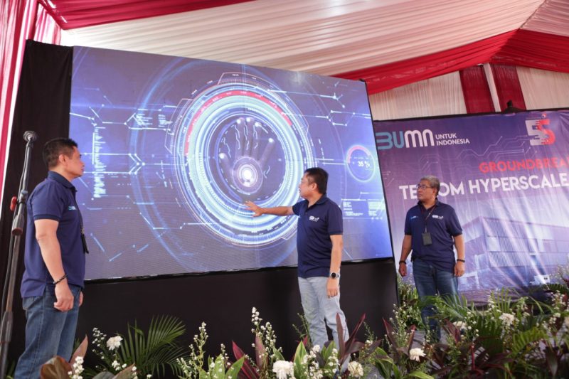 Direktur Utama Telkom Indonesia Ririek Adriansyah (tengah) bersama Direktur Network & IT Solution Telkom Herlan Wijanarko (kanan) dan Direktur Wholesale & International Service Telkom Dian Rachmawan melakukan seremoni groundbreaking HyperScale Data Center Telkom di Area Bekasi, Kamis (9/7).