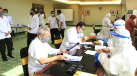 Plt Sekretaris Jenderal Kementerian Agama mengawali pemeriksaan Rapid Tes dengan Kepala Biro Perencanaan di Ruang OR Kementerian Agama lantai II Jakar