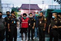 Terpidana Harry Aditya Kusuma (baju merah) saat tiba di Lubuklinggau / NET