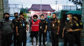 Terpidana Harry Aditya Kusuma (baju merah) saat tiba di Lubuklinggau / NET