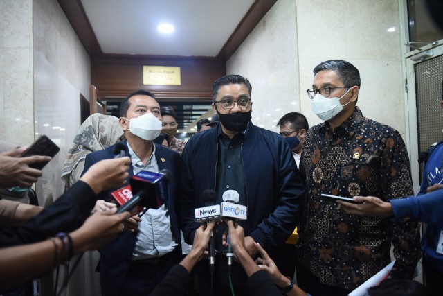 Wakil Ketua Komisi X DPR RI Dede Yusuf (tengah) usai menerima pengaduan para orang tua calon siswa terkait PPDB di ruang Persipar, Gedung Nusantara II, Senayan, Jakarta, Selasa (30/6/2020). Foto : Jaka/Man