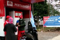 Aktivitas pelayanan Pertashop di pedesaan, wilayah Kabupaten Pekalongan, Jawa Tengah, baru- baru ini. Sejak diluncurkan Februari 2020 hingga saat ini, Pertashop telah tersedia di 68 desa yang ada di wilayah Provinsi Jawa Tengah dan Daerah Istimewa Yogyakarta (DIY). / Foto Istimewa