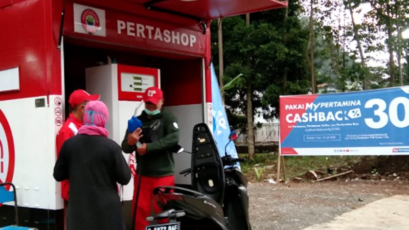 Aktivitas pelayanan Pertashop di pedesaan, wilayah Kabupaten Pekalongan, Jawa Tengah, baru- baru ini. Sejak diluncurkan Februari 2020 hingga saat ini, Pertashop telah tersedia di 68 desa yang ada di wilayah Provinsi Jawa Tengah dan Daerah Istimewa Yogyakarta (DIY). / Foto Istimewa