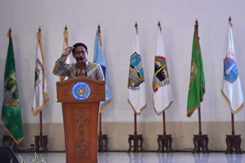 Menteri Desa, PDT dan Transmigrasi Abdul Halim Iskandar memberikan pembekalan kepada Calon Wisudawan Angkatan XVII Institut Pemerintah Dalam Negeri (IPDN) di Kampus IPDN, Jatinangor, Sumedang, Jawa Barat, Rabu (22/7/2020). Dihadapan 881 Praja, Gus Menteri memaparkan tentang peran alumni IPDN menegakkan kebijakan pemerintah pada masa Pandemi Covid-19.
Foto: Wening/Kemendes PDTT