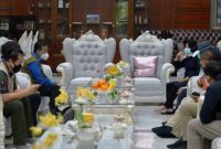 Dr Andani (rompi hijau kemeja biru) menemui Tri Rismaharini di kediaman wali kota (Foto: Istimewa).