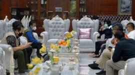 Dr Andani (rompi hijau kemeja biru) menemui Tri Rismaharini di kediaman wali kota (Foto: Istimewa).