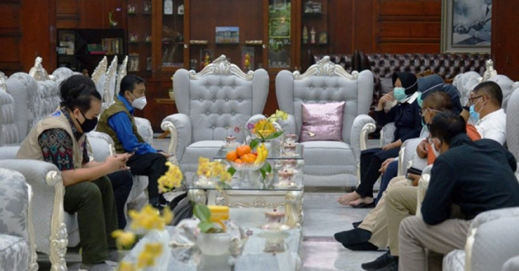 Dr Andani (rompi hijau kemeja biru) menemui Tri Rismaharini di kediaman wali kota (Foto: Istimewa).