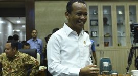 Kepala Badan Koordinasi Penanaman Modal (BKPM) Bahlil Lahadalia bersiap mengikuti rapat kerja dengan Komisi VI DPR di Kompleks Parlemen, Senayan, Jakarta, Kamis (7/11/2019). Rapat kerja tersebut membahas program kerja dan anggaran Kementerian/Lembaga Tahun 2020. ANTARA FOTO/Nova Wahyudi/pras.