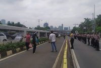 Polda Metro Jaya mengalihkan arus lalu lintas dilakukan di sekitar Gedung DPR/MPR, / Net