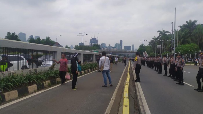 Polda Metro Jaya mengalihkan arus lalu lintas dilakukan di sekitar Gedung DPR/MPR, / Net