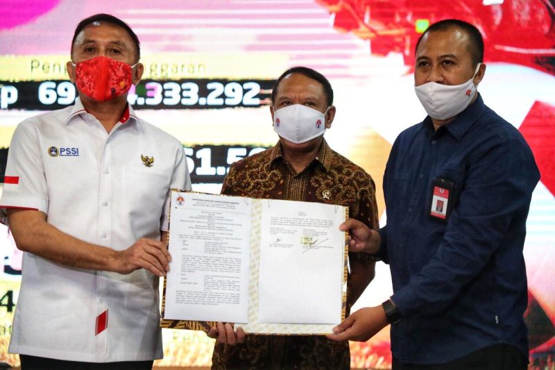 Dukungan maksimal terus diberikan Kementerian Pemuda dan Olahraga (Kemenpora) RI kepada Persatuan Sepakbola Seluruh Indonesia (PSSI). Hari ini, Menpora RI Zainudin Amali menyaksikan Penandatanganan Perjanjian Kerjasama Fasilitasi Pelatnas Timnas U-19 menuju Piala Dunia U-20 tahun 2021 di Wisma Kemenpora, Senayan, Jakarta, (27/7) sore. 