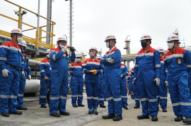 Keberhasilan tersebut mendapat dukungan penuh Pemerintah melalui kunjungan Menteri Perindustrian Agus Gumiwang Kartasasmita ke Unit DHDT Refinery Unit (RU) II Dumai Rabu (15/7) sekaligus menerima contoh produk D-100 dari Direktur Utama Pertamina, Nicke Widyawati./ Net