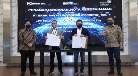 Direktur Utama Telkom Ririek Adriansyah (kedua dari kanan) bersama Direktur Utama Bank Rakyat Indonesia Sunarso (kedua dari kiri) usai penandatanganan nota kesepahaman terkait kolaborasi layanan teknologi berbasis satelit disaksikan Menteri BUMN RI Erick Thohir (paling kiri) dan Wakil Menteri II BUMN Kartika Wirjoatmodjo (paling kanan) di Jakarta, Kamis (30/7).