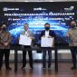 Direktur Utama Telkom Ririek Adriansyah (kedua dari kanan) bersama Direktur Utama Bank Rakyat Indonesia Sunarso (kedua dari kiri) usai penandatanganan nota kesepahaman terkait kolaborasi layanan teknologi berbasis satelit disaksikan Menteri BUMN RI Erick Thohir (paling kiri) dan Wakil Menteri II BUMN Kartika Wirjoatmodjo (paling kanan) di Jakarta, Kamis (30/7).