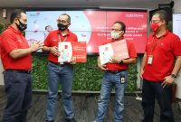 Executive Vice President Telkom Regional II Area Jakarta, Banten, Bogor, Tangerang, Bekasi Teuku Muda Nanta (ketiga dari kanan), Operation Senior Manager Telkom Regional II Mustakim Wahyudi (paling kanan), Perwakilan Kepolisian Aiptu Titin Triyanti (paling kiri), Notaris Farina S.P. Soeleiman (kedua dari kiri), Perwakilan Dinas Sosial DKI Jakarta Susy Dwi (ketiga dari kiri), dan Perwakilan Kementerian Sosial RI Nur Eka Prasetya (kedua dari kanan) dalam acara pengundian pemenang program undian IndiHome Miliarder Paket Rumah Ceria dan Berkah dari Rumah 2020 periode 1 Januari s.d. 30 Juni 2020 di Jakarta, Rabu (15/6). / NET