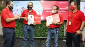 Executive Vice President Telkom Regional II Area Jakarta, Banten, Bogor, Tangerang, Bekasi Teuku Muda Nanta (ketiga dari kanan), Operation Senior Manager Telkom Regional II Mustakim Wahyudi (paling kanan), Perwakilan Kepolisian Aiptu Titin Triyanti (paling kiri), Notaris Farina S.P. Soeleiman (kedua dari kiri), Perwakilan Dinas Sosial DKI Jakarta Susy Dwi (ketiga dari kiri), dan Perwakilan Kementerian Sosial RI Nur Eka Prasetya (kedua dari kanan) dalam acara pengundian pemenang program undian IndiHome Miliarder Paket Rumah Ceria dan Berkah dari Rumah 2020 periode 1 Januari s.d. 30 Juni 2020 di Jakarta, Rabu (15/6). / NET