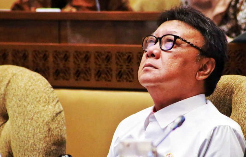 SP/Ruht Semiono
Raker Komisi II DPR Dengan Mempan RB -
Menteri Pendayagunaan Aparatur Negara dan Reformasi Birokrasi (Menpan RB) Tjahjo Kumolo (kanan) mengikuti rapat kerja dengan Komisi II DPR di Kompleks Parlemen, Senayan, Jakarta, Senin (18/11/2019). Rapat tersebut membahas rencana strategis Kemenpan RB, Badan Kepegawaian Negara dan Komisi Aparatur Sipil Negara. 