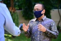 Mensesneg saat memberikan keterangan mengenai perkembangan Kabinet di Jakarta, Sabtu (22/8).