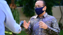 Mensesneg saat memberikan keterangan mengenai perkembangan Kabinet di Jakarta, Sabtu (22/8).