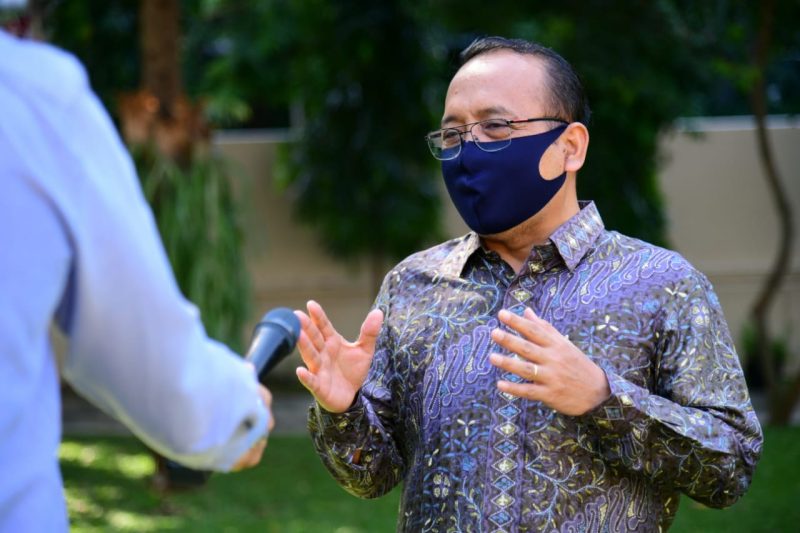 Mensesneg saat memberikan keterangan mengenai perkembangan Kabinet di Jakarta, Sabtu (22/8).