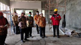 Dirjen PHU Nizar saat meninjau proses pembangunan PLHUT di Kantor Kemenag Sragen Jawa Tengah/ Ist