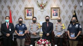 Caption foto : Menteri PANRB Tjahjo Kumolo menemui Kapolda Metro Jaya Nana Sujana untuk melaporkan kasus penipuan pengangkatan CPNS yang mengatasnamakan Menteri PANRB di Polda Metro Jaya, Jakarta, Kamis (17/09).