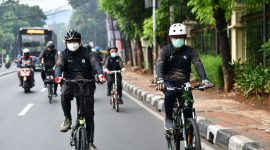 Suasana para pegiat sepeda di Lingkungan Kementerian Desa, PDT dan Transmigrasi saat mengikuti acara olahraga “Yang terbaik yang terbatik” di Jakarta, Jumat (25/9/2020). Kegiatan gowes yang dilepas langsung oleh Menteri Desa, PDT dan Transmigrasi, Abdul Halim Iskandar ini diselenggarakan Oleh Kementerian Desa PDTT dalam rangka menyambut Hari Batik Nasional yang jatuh pada 2 Oktober 2020 / Ist