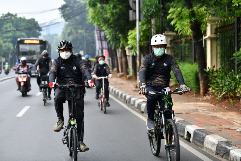 Suasana para pegiat sepeda di Lingkungan Kementerian Desa, PDT dan Transmigrasi saat mengikuti acara olahraga “Yang terbaik yang terbatik” di Jakarta, Jumat (25/9/2020). Kegiatan gowes yang dilepas langsung oleh Menteri Desa, PDT dan Transmigrasi, Abdul Halim Iskandar ini diselenggarakan Oleh Kementerian Desa PDTT dalam rangka menyambut Hari Batik Nasional yang jatuh pada 2 Oktober 2020 / Ist
