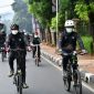 Suasana para pegiat sepeda di Lingkungan Kementerian Desa, PDT dan Transmigrasi saat mengikuti acara olahraga “Yang terbaik yang terbatik” di Jakarta, Jumat (25/9/2020). Kegiatan gowes yang dilepas langsung oleh Menteri Desa, PDT dan Transmigrasi, Abdul Halim Iskandar ini diselenggarakan Oleh Kementerian Desa PDTT dalam rangka menyambut Hari Batik Nasional yang jatuh pada 2 Oktober 2020 / Ist