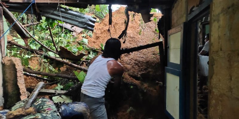 Seorang warga membantu membersihkan puing rumah yang hancur akibat tanah longsor di Kelurahan Remu Selatan, Kecamatan Sorong Manoi, Kota Sorong, Papua Barat, Sabtu (19/9)