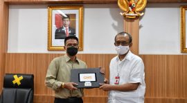 Sesmenpora Gatot S. Dewa Broto bersama Kepala Dinas Pariwisata, Kebudayaan, Kepemudaan dan Olahraga Kota Palangka Raya, Ikhwanudin melakukan serah terima peralatan IT eks Asian Games 2018 di Ruang Rapat Lantai 3, Kemenpora RI, Jakarta, Rabu (14/10). / Ist