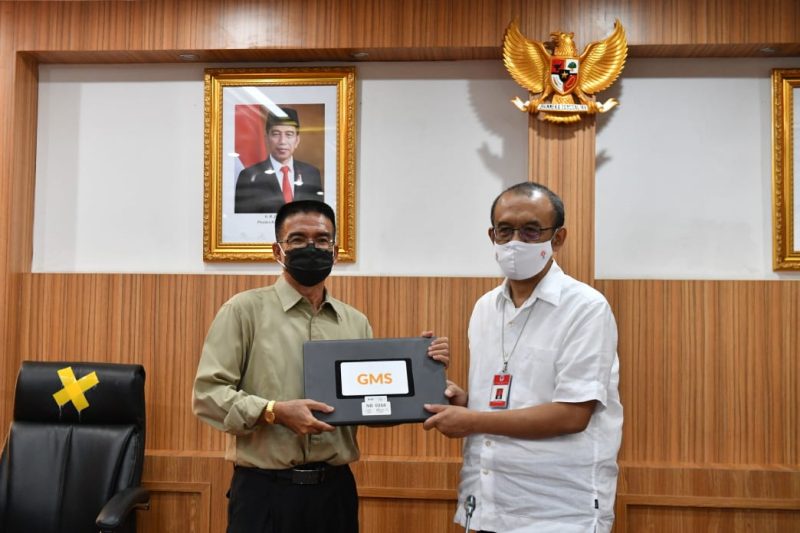 Sesmenpora Gatot S. Dewa Broto bersama Kepala Dinas Pariwisata, Kebudayaan, Kepemudaan dan Olahraga Kota Palangka Raya, Ikhwanudin melakukan serah terima peralatan IT eks Asian Games 2018 di Ruang Rapat Lantai 3, Kemenpora RI, Jakarta, Rabu (14/10). / Ist