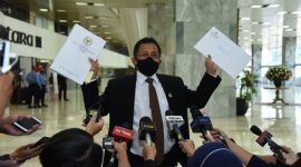 Sekretaris Jenderal DPR RI Indra Iskandar dalam konferensi pers di hadapan awak media sebelum bertolak ke Kemensetneg di Gedung DPR RI, Senayan, Jakarta, Rabu (14/10/2020)./ Ist