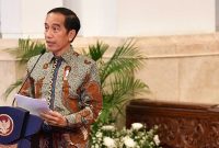 Presiden Joko Widodo (kiri) menyampaikan pengarahan disaksikan Kepala Badan Pemeriksa Keuangan (BPK) Agung Firman Sampurna seusai menerima Laporan Hasil Pemeriksaan atas Laporan Keuangan Pemerintah Pusat (LHP LKPP) Tahun 2019,  di Istana Negara, Jakarta, Senin (20/7/2020). BPK memberikan opini Wajar Tanpa Pengecualian (WTP) atas Laporan Keuangan Pemerintah Pusat Tahun 2019. ANTARA FOTO/Sigid Kurniawan/POOL/hp.