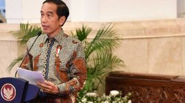 Presiden Joko Widodo (kiri) menyampaikan pengarahan disaksikan Kepala Badan Pemeriksa Keuangan (BPK) Agung Firman Sampurna seusai menerima Laporan Hasil Pemeriksaan atas Laporan Keuangan Pemerintah Pusat (LHP LKPP) Tahun 2019,  di Istana Negara, Jakarta, Senin (20/7/2020). BPK memberikan opini Wajar Tanpa Pengecualian (WTP) atas Laporan Keuangan Pemerintah Pusat Tahun 2019. ANTARA FOTO/Sigid Kurniawan/POOL/hp.