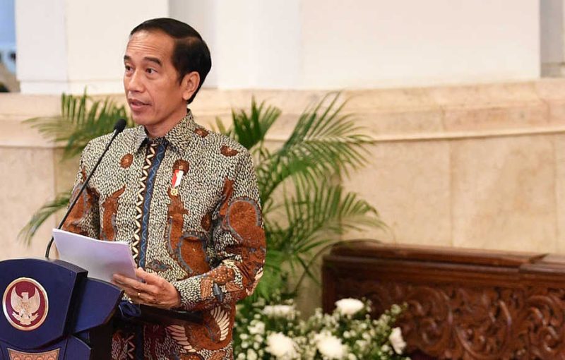 Presiden Joko Widodo (kiri) menyampaikan pengarahan disaksikan Kepala Badan Pemeriksa Keuangan (BPK) Agung Firman Sampurna seusai menerima Laporan Hasil Pemeriksaan atas Laporan Keuangan Pemerintah Pusat (LHP LKPP) Tahun 2019,  di Istana Negara, Jakarta, Senin (20/7/2020). BPK memberikan opini Wajar Tanpa Pengecualian (WTP) atas Laporan Keuangan Pemerintah Pusat Tahun 2019. ANTARA FOTO/Sigid Kurniawan/POOL/hp.