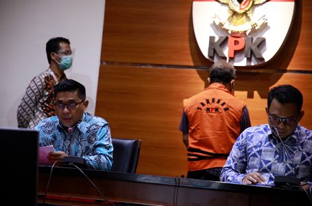 KPK Tahan Tersangka Dugaan Suap Pejabat Kemenag Tahun 2011