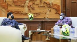 Abdul Halim Iskandar menerima kunjungan Bupati Paniai, Provinsi Papua, Meki Nawipa di kantor Kemendes PDTT pada Kamis (28/1).