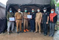 Penyerahan Dokumen Adminduk berupa cetak KK pada Bapak Camat Mandastana 14 Desa berjumlah 6.637 KK, disaksikan Bapak Wakil Bupati Barito Kuala, Kadis Dukcspil Batola dan Sekretaris Dukcapil Provinsi Kalsel di Posko Induk Bencana Banjir Kab. Barito Kuala / Ist