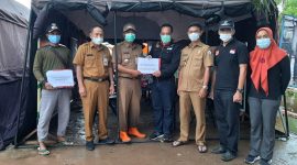 Penyerahan Dokumen Adminduk berupa cetak KK pada Bapak Camat Mandastana 14 Desa berjumlah 6.637 KK, disaksikan Bapak Wakil Bupati Barito Kuala, Kadis Dukcspil Batola dan Sekretaris Dukcapil Provinsi Kalsel di Posko Induk Bencana Banjir Kab. Barito Kuala / Ist