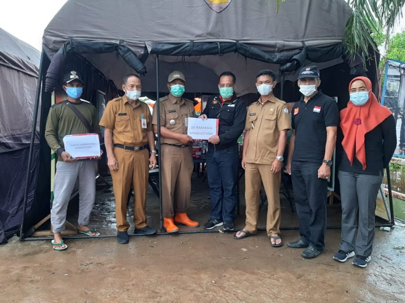 Penyerahan Dokumen Adminduk berupa cetak KK pada Bapak Camat Mandastana 14 Desa berjumlah 6.637 KK, disaksikan Bapak Wakil Bupati Barito Kuala, Kadis Dukcspil Batola dan Sekretaris Dukcapil Provinsi Kalsel di Posko Induk Bencana Banjir Kab. Barito Kuala / Ist