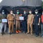 Penyerahan Dokumen Adminduk berupa cetak KK pada Bapak Camat Mandastana 14 Desa berjumlah 6.637 KK, disaksikan Bapak Wakil Bupati Barito Kuala, Kadis Dukcspil Batola dan Sekretaris Dukcapil Provinsi Kalsel di Posko Induk Bencana Banjir Kab. Barito Kuala / Ist