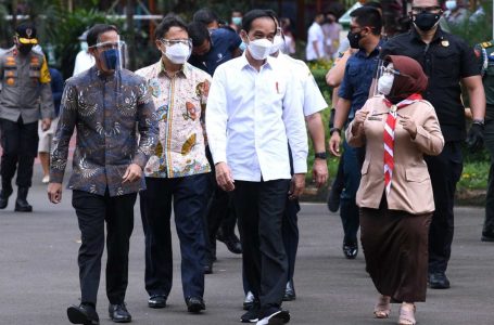 Jokowi Tinjau Vaksinasi Massal Tenaga Pendidik dan Kependidikan di SMAN 70 Jakarta