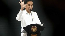Presiden Joko Widodo memberikan pemaparan saat menjadi pembicara kunci pada Indonesia Digital Economy Summit 2020 di Jakarta, Kamis (27/2/2020). Pada acara yang digelar Microsoft itu Presiden Joko Widodo menginginkan masyarakat Indonesia menjadi pemain utama ekonomi digital dan tidak sekedar menjadi pasar dan penonton. ANTARA FOTO/Restu P/hma/aww.
