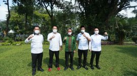 Kepala BKPM) Bahlil Lahadalia bertemu dengan Wali Kota Surabaya Eri Cahyadi, Bupati Sidoarjo Ahmad Muhdlor Ali, dan Bupati Gresik Fandi Akhmad Yani (Foto: Dok Humas Pemkot) / Ist