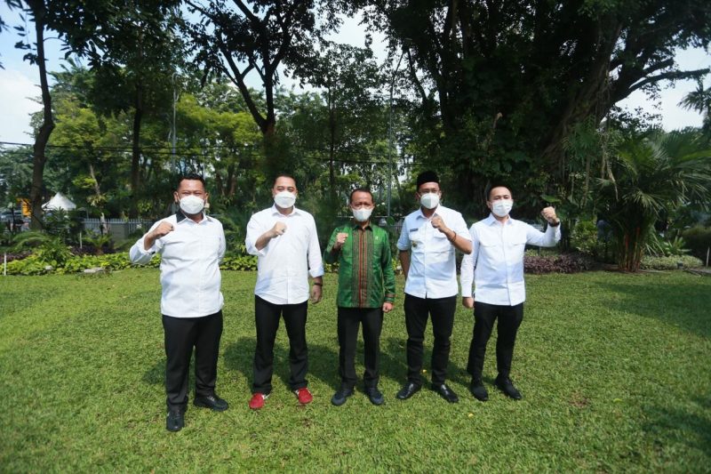 Kepala BKPM) Bahlil Lahadalia bertemu dengan Wali Kota Surabaya Eri Cahyadi, Bupati Sidoarjo Ahmad Muhdlor Ali, dan Bupati Gresik Fandi Akhmad Yani (Foto: Dok Humas Pemkot) / Ist