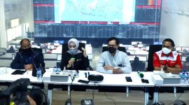 Direktur Utama Pertamina Nicke Widyawati (kiri kedua) didampingi Direktur LSCI Pertamina Mulyono (kiri) dan juga CEO PT Pertamina Patra Niaga Mas'ud Khamid (ketiga kiri) memberikan keterangan kepada media saat kunjungan ke ruang kontrol digitalisasi SPBU di Kantor Telkom Legok, Tangerang, Banten. Rabu (31/03/2021) / Ist