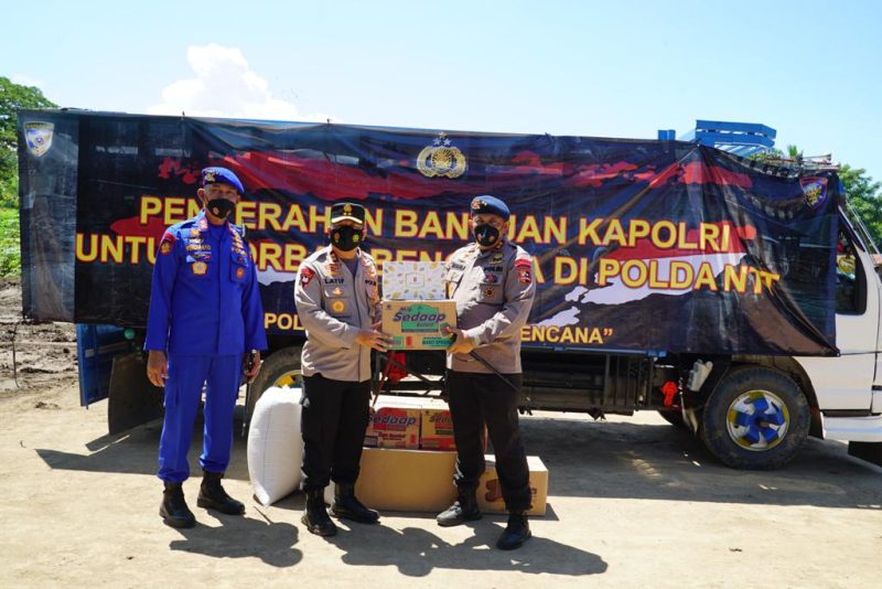Komandan Korps Brimob Polri Irjen Pol Anang Revandoko pimpin penanganan bencana tanah longsor dan banjir bandang di NTT, Sabtu (10/4/2021)./ Net