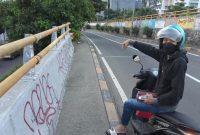 Foto - Ilham Samhudi menunjukkan TKP aksi begal di Fly Over Pesanggrahan Kembangan. /Ist